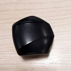 Aurikularretarako euskarria Zwart, gisa salatu by Qbuzz Fryslân iLost erabiliz