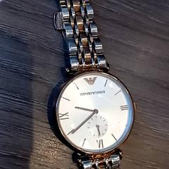 Karóra Emporio Armani, amint azt Leonardo Royal Hotel Amsterdam az iLost segítségével jelentette.