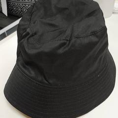 Kleding  - Muts, jak nahlášeno Centraal magazijn pomocí iLost