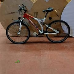 Bicicleta Specialized Rood wit, segundo informou Fietsdepot Hasselt usando iLost