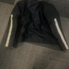 Jas Zwart met witte strepen がiLostで Jaarbeurs によって報告されました