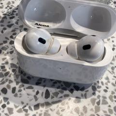 Earbud Apple White, gemeldet von MEININGER Hotel Berlin "Mitte" Humboldthaus über iLost