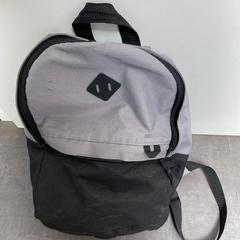 Hátizsák Grau - Schwarz von Tedi, amint azt Wilmering Vechta az iLost segítségével jelentette.