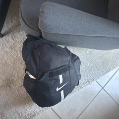 Schwarzer Nike Rucksack mit Inhalt がiLostに報告されました