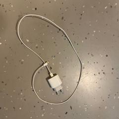 Carregador d'iPhone white, segons ha informat Room Mate Bruno mitjançant iLost