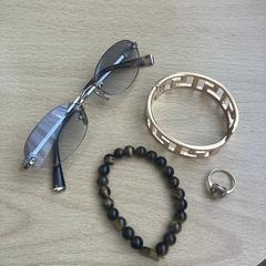 Sun glasses, ring and two bracelets, segons s'ha informat a iLost