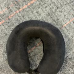 Almofada para pescoço, como reportado por Connexxion Amstelland-Meerlanden Schiphol Zuid utilizando o iLost