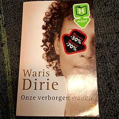 Könyv Waris Dirie, amint azt Connexxion Noord Holland Noord Hoorn az iLost segítségével jelentette.