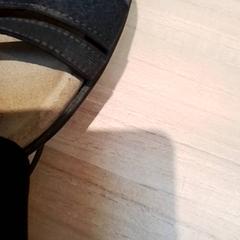 Sandale Bruin met zwarte bandjes, a été signalé par Beekse Bergen Resorts en Hotel utilisant iLost