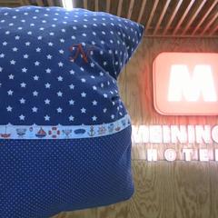 Cuscino blue, come riportato da MEININGER Hotel Innsbruck Zentrum utilizzando iLost