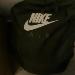 배낭 rucksuc, iLost를 사용하여 MEININGER Hotel Berlin Airport에 보고됨