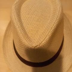 帽子 Beige met bruine rand がiLostで Arriva Limburg Zuid によって報告されました