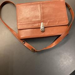 Purse, iLost를 사용하여 MEININGER Hotel Bremen Hauptbahnhof에 보고됨