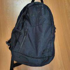 Ruksak zwart, ako bolo nahlásené Connexxion Noord Holland Noord Alkmaar pomocou iLost