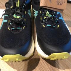 Cipő Asics, amint azt Van der Valk Hotel Haarlem az iLost segítségével jelentette.