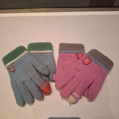 Gants Roze en Blauw, a été signalé par Rijksmuseum van Oudheden utilisant iLost