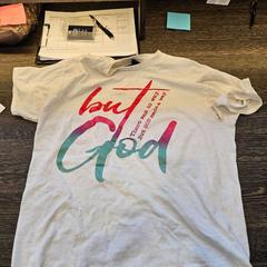 Samarreta Wit met tekst, segons ha informat WestCord Hotel Eindhoven mitjançant iLost