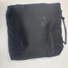 Toiletry bag がiLostで Ramada by Wyndham Amsterdam Airport Schiphol によって報告されました
