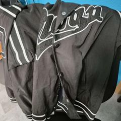 Giacca Zwart met wit, come riportato da Arriva Twents utilizzando iLost