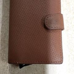 Kaartenhouder Mustafa, a été signalé par Centraal magazijn utilisant iLost