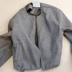 Kleding - Grijze vest, jak nahlášeno Centraal magazijn pomocí iLost