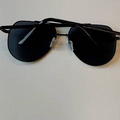 Okulary słoneczne Zwart, zgłoszono przez Centraal magazijn przy użyciu iLost