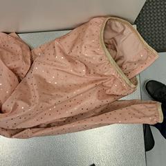 Gyermek dzseki Kinderjas, roze, goude stipjes, amint azt IKEA Amersfoort az iLost segítségével jelentette.