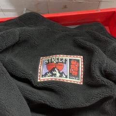 Fleecejas Black, som rapportert av Pathé Nijmegen ved bruk av iLost