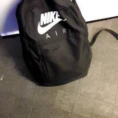 Hátizsák Zwart Nike, amint azt EBS Tramplein az iLost segítségével jelentette.