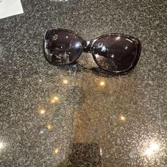 Sunglasses bruin/paars, as reported by Hotel Van der Valk Harderwijk op de Veluwe using iLost