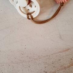 Tetina met koord, como reportado por DierenPark Amersfoort utilizando o iLost