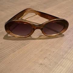 Gafas de sol, ha sido reportado por Pathé Arnhem con iLost