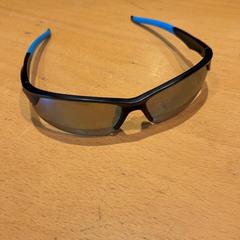 Gafas de sol, segundo informou Pathé Ede usando iLost