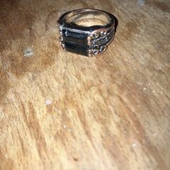 Ring met zwarte steen, ha sido reportado a iLost