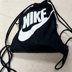 Mochila Zwart, ha sido reportado por Qbuzz GD Groningen Peizerweg con iLost