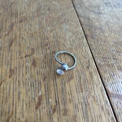 Ring met steen en bolletje, jak bylo nahlášeno na iLost