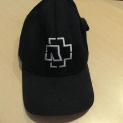 Cappellino da baseball zwart, come riportato da Walibi Holland utilizzando iLost