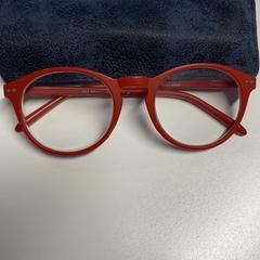 Ulleres, segons ha informat TheaterHangaar mitjançant iLost