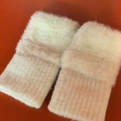 Gloves White, ha sido reportado por MEININGER Hotel Bordeaux Gare Saint-Jean con iLost