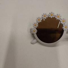 Ulleres de sol blanches à fleurs, segons ha informat IKEA Clermont Ferrand mitjançant iLost