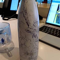 Láhev na vodu Marmer, jak nahlášeno Padualaan 97 pomocí iLost