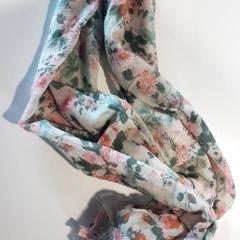 Shawl Beige met bloemen, as reported by Beeld & Geluid Hilversum using iLost