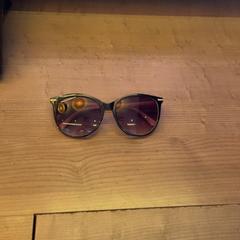 Sluneční brýle, jak nahlášeno Pathé Arnhem pomocí iLost