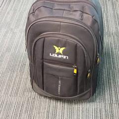 Hátizsák شنطه ظهر لونها بنى, amint azt محطة الرياض (الرياض) az iLost segítségével jelentette.