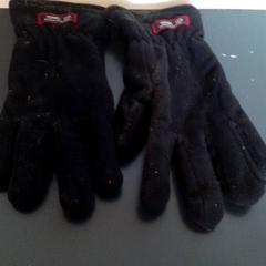 Gloves, as reported by Qbuzz servicepunt  Emmen using iLost