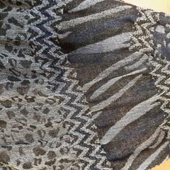 Sciarpa noire et blanche, come riportato da TCL utilizzando iLost