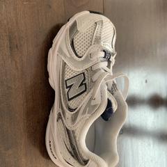 Schoentje voor kind. (Links) New Balance maat 25., como reportado ao iLost