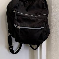 Mochila Zwart, como reportado por Arriva Infoshop Enschede utilizando o iLost