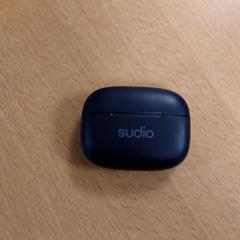 Airpod & Sudio Black Airpod، كما تم الإبلاغ عنه بواسطة Inntel Hotels Amsterdam Centre عبر iLost
