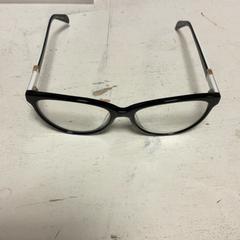 Szemüveg Zwart met witte rand, amint azt Artis az iLost segítségével jelentette.